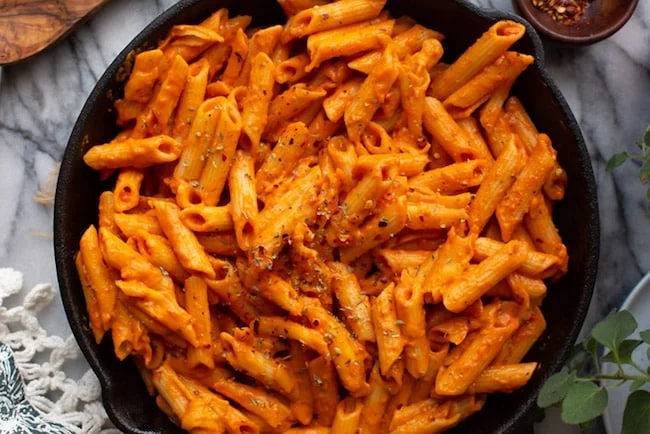 Velvety Garlic & Roasted Red Pepper Pasta